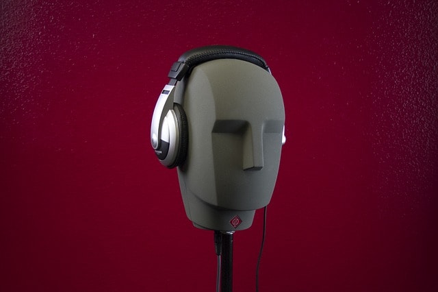 A dummy male head with headphones on it